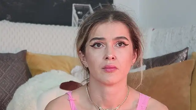 Sarah-Hart online show from December 5, 3:43 pm