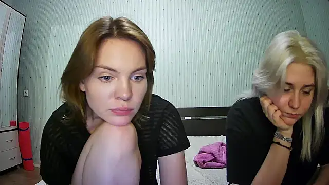 Snapshot of ChrisGirls chatting on February 18, 4:36 pm ChrisGirls online show from February 18, 4:36 pm