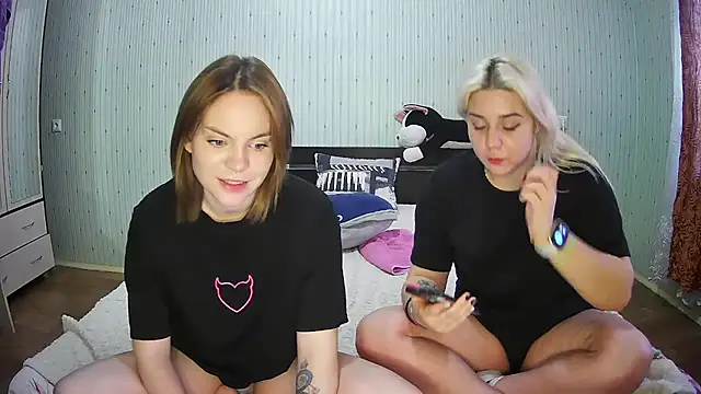 Snapshot of ChrisGirls chatting on March 18, 12:28 pm ChrisGirls online show from March 18, 12:28 pm