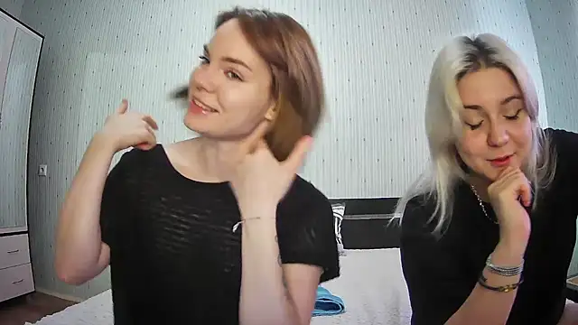 Snapshot of ChrisGirls chatting on February 7, 12:17 pm ChrisGirls online show from February 7, 12:17 pm