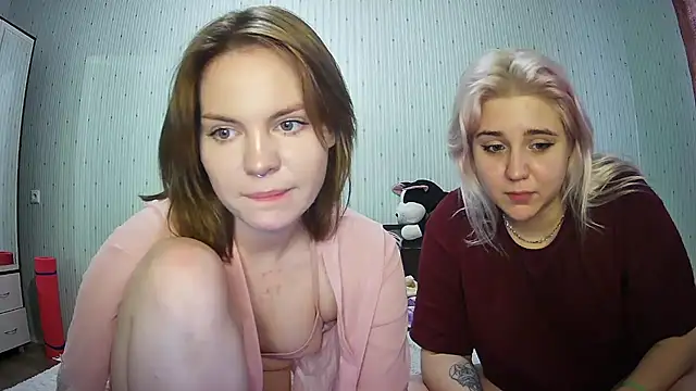 Snapshot of ChrisGirls chatting on February 21, 3:21 pm ChrisGirls online show from February 21, 3:21 pm