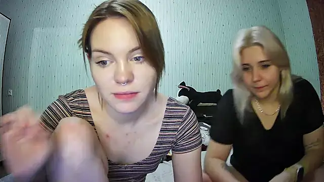 Snapshot of ChrisGirls chatting on February 22, 6:41 pm ChrisGirls online show from February 22, 6:41 pm