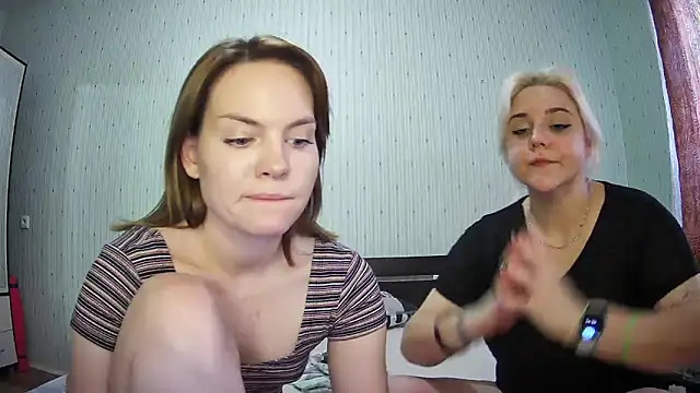 Snapshot of ChrisGirls chatting on February 27, 1:38 pm ChrisGirls online show from February 27, 1:38 pm