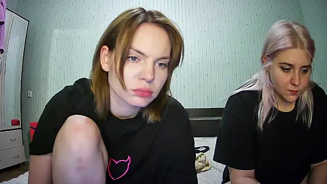 Snapshot of ChrisGirls chatting on February 19, 4:55 pm ChrisGirls online show from February 19, 4:55 pm