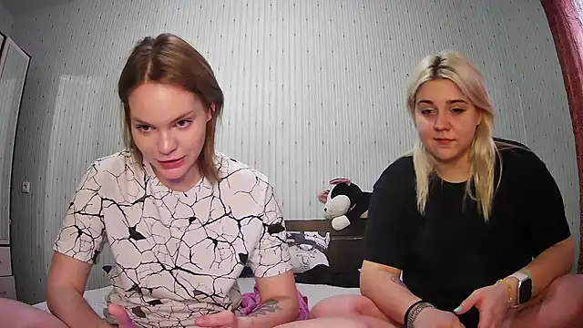 Snapshot of ChrisGirls chatting on March 21, 4:07 pm ChrisGirls online show from March 21, 4:07 pm