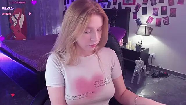 Snapshot of KarambaMoon chatting on October 27, 8:54 pm KarambaMoon online show from October 27, 8:54 pm