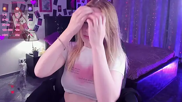 Snapshot of KarambaMoon chatting on October 23, 8:51 pm KarambaMoon online show from October 23, 8:51 pm