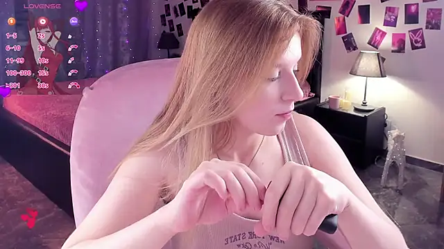 Snapshot of KarambaMoon chatting on November 28, 8:09 pm KarambaMoon online show from November 28, 8:09 pm