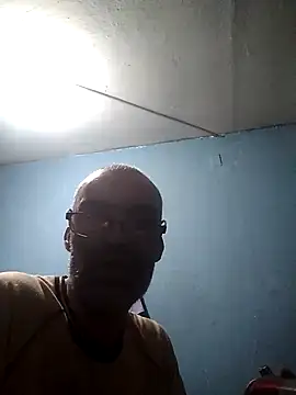 hugosafado333 online show from December 4, 3:31 am
