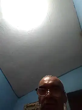 hugosafado333 online show from December 14, 3:17 am