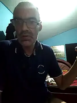 hugosafado333 online show from March 22, 5:39 am