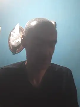 hugosafado333 online show from October 16, 5:38 am