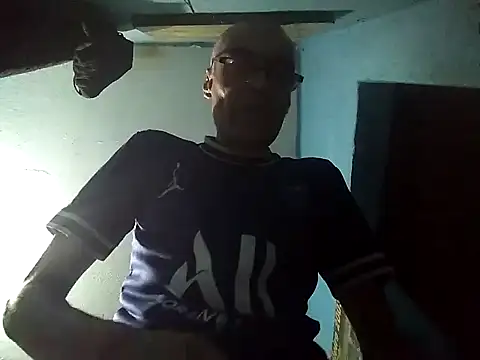 hugosafado333 online show from December 7, 6:37 am
