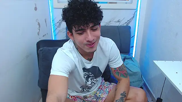 Snapshot of targuerian22 chatting on December 15, 11:10 pm targuerian22 online show from December 15, 11:10 pm