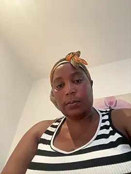 Snapshot of CurveyChocClit chatting on March 4, 3:59 pm CurveyChocClit online show from March 4, 3:59 pm