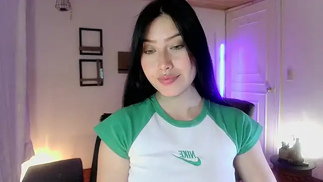 Snapshot of Emilyswan04 chatting on February 17, 11:33 pm Emilyswan04 online show from February 17, 11:33 pm