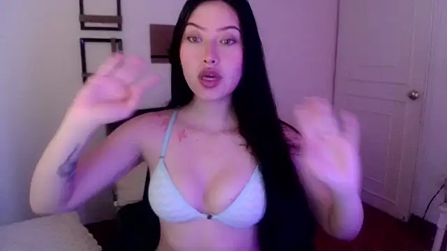 Snapshot of Emilyswan04 chatting on March 4, 8:38 pm Emilyswan04 online show from March 4, 8:38 pm