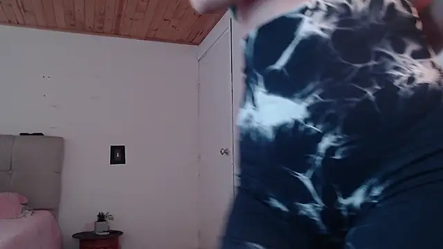 Snapshot of Emilyswan04 chatting on January 10, 7:43 pm Emilyswan04 online show from January 10, 7:43 pm