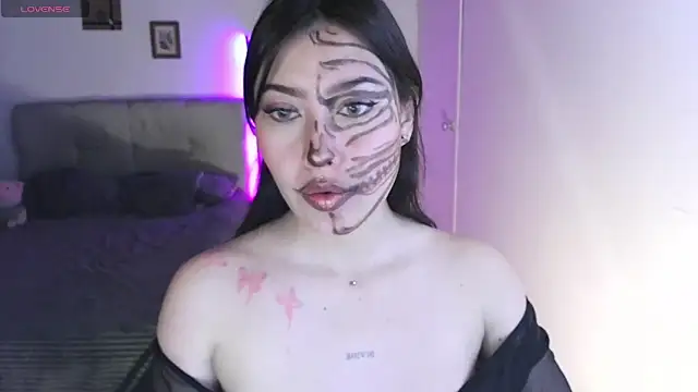 Snapshot of Emilyswan04 chatting on October 31, 1:57 am Emilyswan04 online show from October 31, 1:57 am