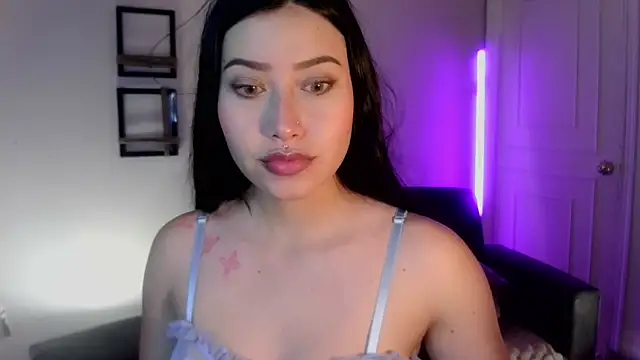 Snapshot of Emilyswan04 chatting on February 15, 2:04 am Emilyswan04 online show from February 15, 2:04 am