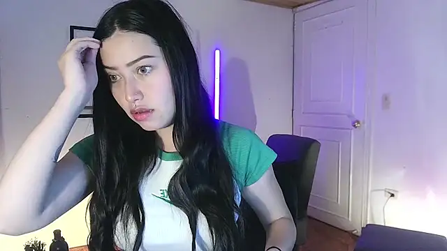 Snapshot of Emilyswan04 chatting on February 6, 10:32 pm Emilyswan04 online show from February 6, 10:32 pm