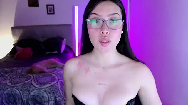 Snapshot of Emilyswan04 chatting on October 7, 12:00 am Emilyswan04 online show from October 7, 12:00 am