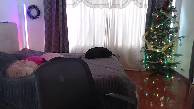 Snapshot of Emilyswan04 chatting on December 18, 5:00 pm Emilyswan04 online show from December 18, 5:00 pm