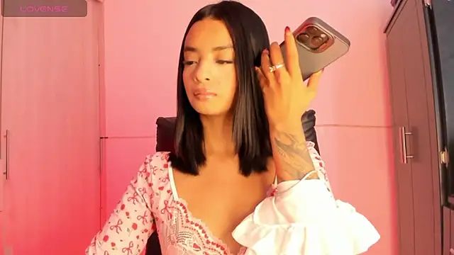 Laura fernandezII online show from April 20, 7:15 pm