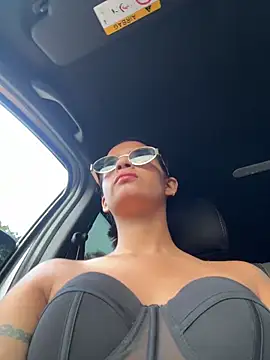 Laura fernandezII online show from March 7, 10:15 pm