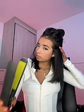 Snapshot of Laura_fernandezII chatting on April 23, 7:48 pm Laura fernandezII online show from April 23, 7:48 pm