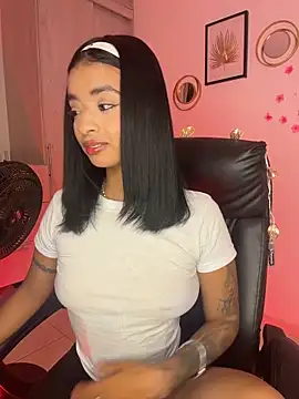 Snapshot of Laura_fernandezII chatting on May 27, 1:57 am Laura fernandezII online show from May 27, 1:57 am