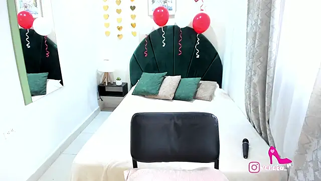 Snapshot of LenaRuiz_ chatting on February 14, 12:16 pm LenaRuiz online show from February 14, 12:16 pm