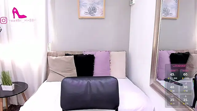 Snapshot of LenaRuiz_ chatting on April 30, 12:12 pm LenaRuiz online show from April 30, 12:12 pm