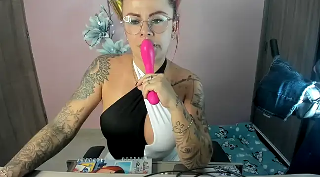 Snapshot of KAROL_MILF chatting on January 11, 12:33 am KAROL MILF online show from January 11, 12:33 am