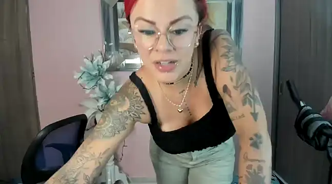 Snapshot of KAROL_MILF chatting on January 14, 12:54 am KAROL MILF online show from January 14, 12:54 am