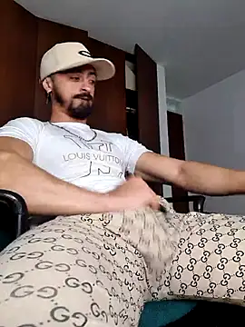 Snapshot of MAXIMUS_MASTE3 chatting on March 18, 5:56 am MAXIMUS MASTE3 online show from March 18, 5:56 am