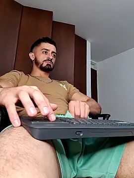 Snapshot of MAXIMUS_MASTE3 chatting on March 13, 5:33 am MAXIMUS MASTE3 online show from March 13, 5:33 am