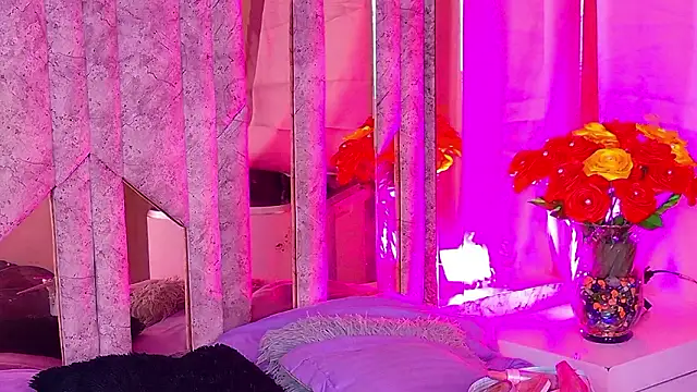 Snapshot of SarahBrunet chatting on February 10, 11:15 pm SarahBrunet online show from February 10, 11:15 pm