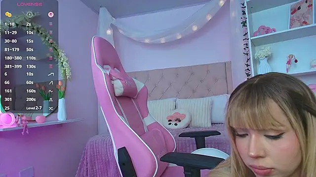 Snapshot of ely_cherry18 chatting on October 11, 12:33 am ely cherry18 online show from October 11, 12:33 am