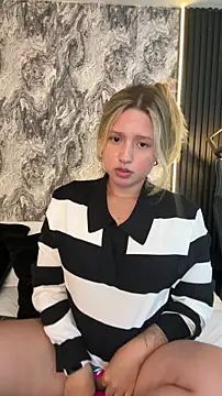 Snapshot of MiaPetit_ chatting on October 26, 12:11 am MiaPetit  online show from October 26, 12:11 am