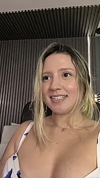 Snapshot of MiaPetit_ chatting on December 3, 8:19 pm MiaPetit online show from December 3, 8:19 pm