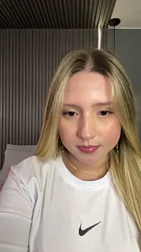 Snapshot of MiaPetit_ chatting on December 4, 8:52 pm MiaPetit online show from December 4, 8:52 pm