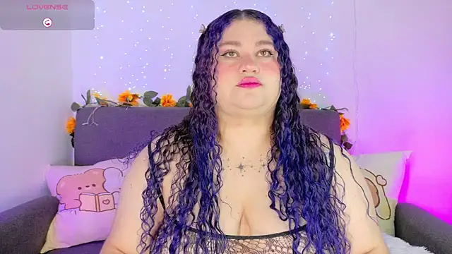 lunitaa0 online show from May 14, 11:51 am
