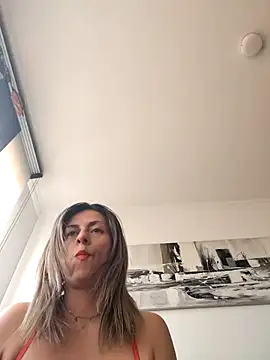Latiinvenushot online show from October 8, 3:24 pm