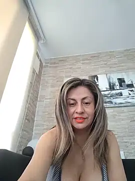 Latiinvenushot online show from May 14, 5:10 pm