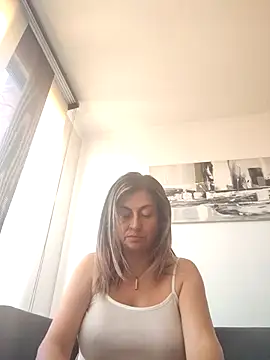 Latiinvenushot online show from March 22, 2:18 pm