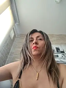 Latiinvenushot online show from April 22, 2:24 pm