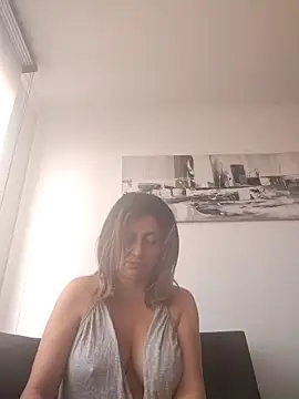 Snapshot of Latiinvenushot chatting on November 16, 2:00 pm Latiinvenushot online show from November 16, 2:00 pm