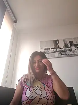 Snapshot of Latiinvenushot chatting on November 23, 4:17 pm Latiinvenushot online show from November 23, 4:17 pm