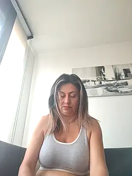 Latiinvenushot online show from March 8, 12:41 pm